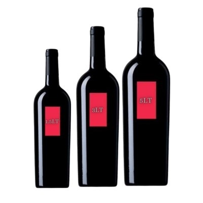 Três garrafas de vinho pretas com rótulos vermelhos com volumes diferentes