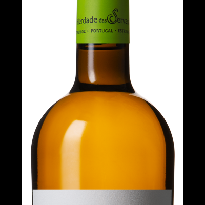 Garrafa de vinho branco Herdade das Servas, rótulo branco, rolha verde