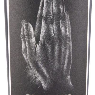 Etiqueta de vinho com mão em preto e branco e texto MMXIII