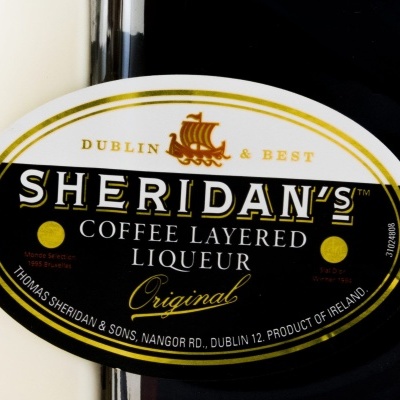 Rótulo da garrafa do licor Sheridan's Coffee Layered em preto, branco e dourado