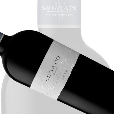 Garrafa de vinho LEGADO SUPREMO com rótulo branco e cápsula azul escura