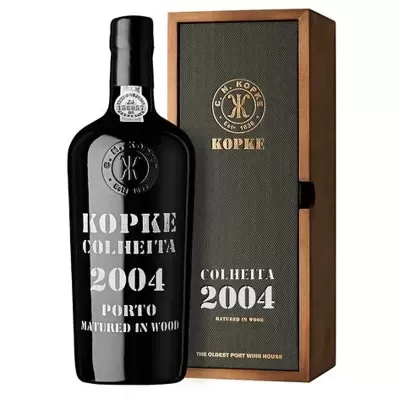 Garrafa de vinho do Porto Kopke Colheita 2004 com caixa de madeira.