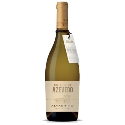 Garrafa de vinho branco Quinta de Azevedo com rótulo creme e texto castanho