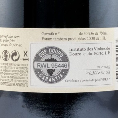 Etiqueta de vinho com informações de produção e selo de garantia DOP Douro