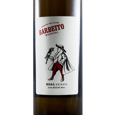 Garrafa de vinho Madeira Barbeito Boal Reserva com rótulo branco e desenho de personagem