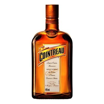 Garrafa âmbar de licor Cointreau com rótulo branco e laranja