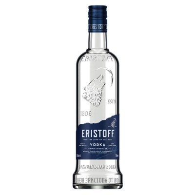 Garrafa de vodka Eristoff com etiqueta azul e lobo em relevo