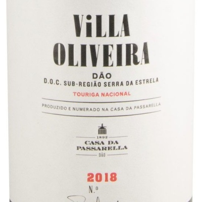 Rótulo de vinho Villa Oliveira com texto e ano 2018
