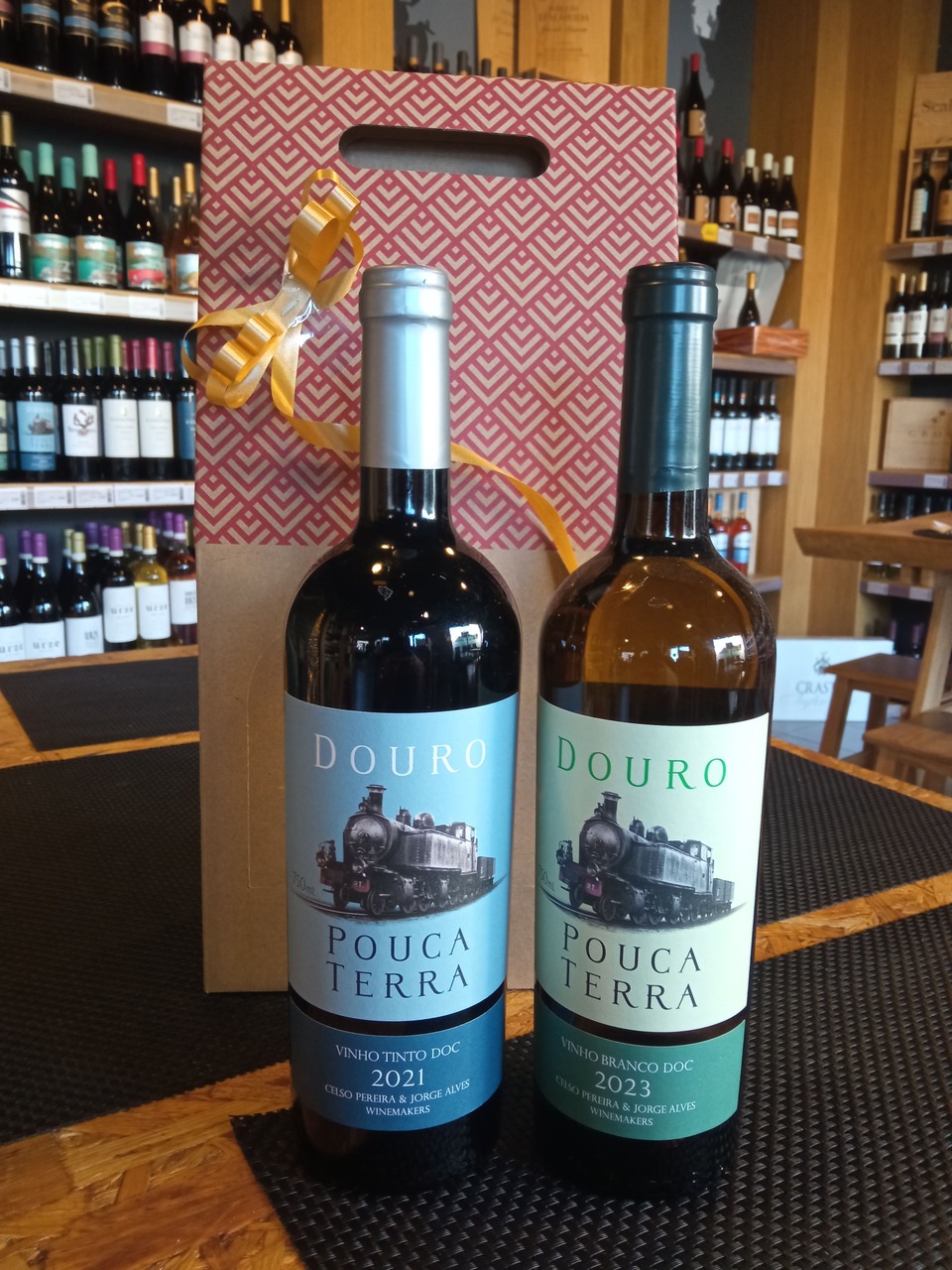 Caixa de Cartão Vinho Pouca Terra Tinto e Pouca Terra Branco 75CL