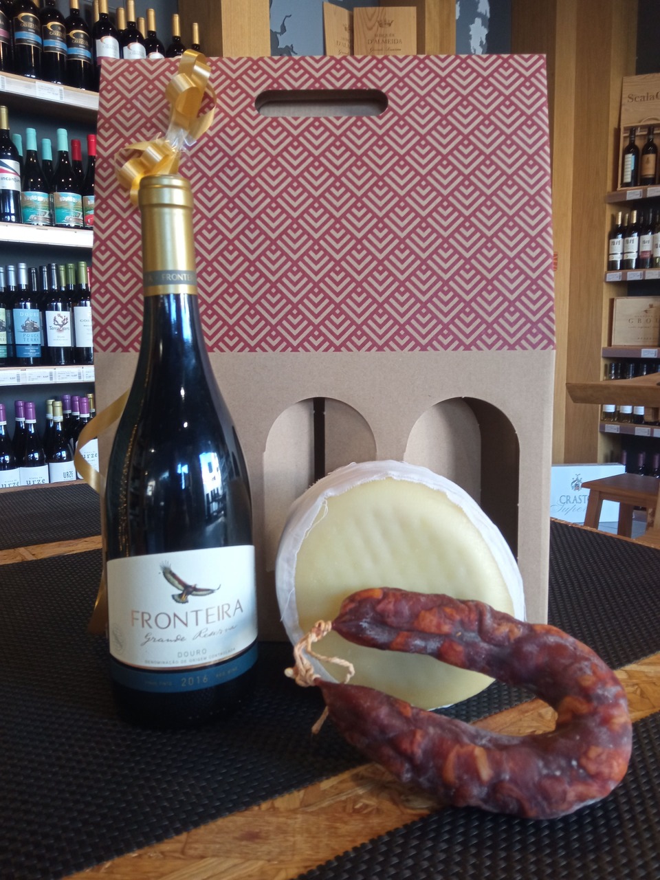 Caixa Vinho Fronteira Grande Reserva Tinto 75CL, Queijo Amanteigado e Chouriça