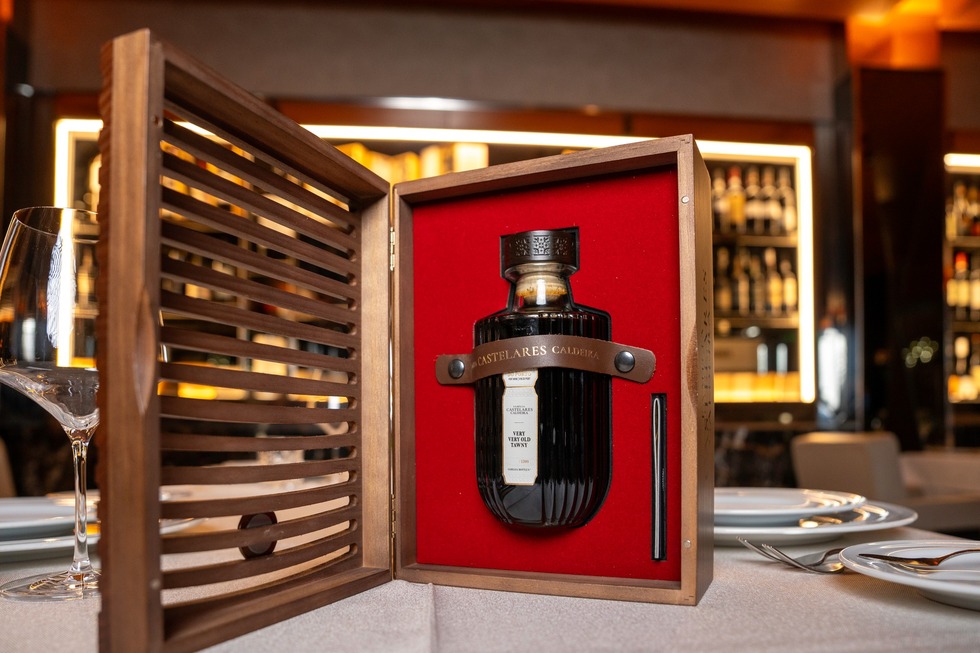 Vinho do Porto Very Very Old Família Castelares Caldeira C/Estojo 50CL