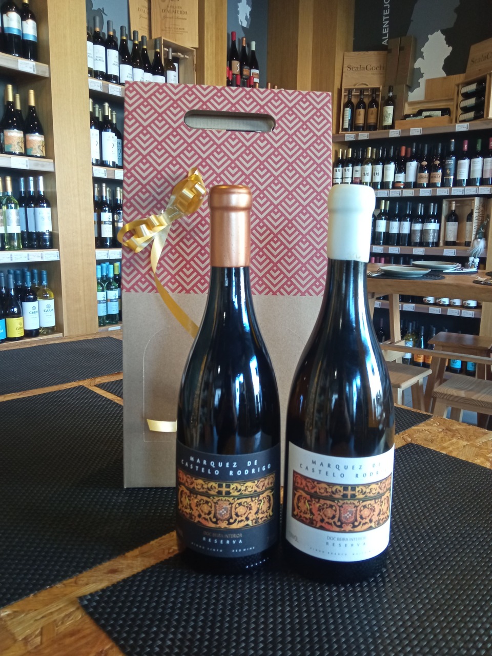 Caixa de Cartão Vinho Marquez de Castelo Rodrigo Tinto e Branco 75CL