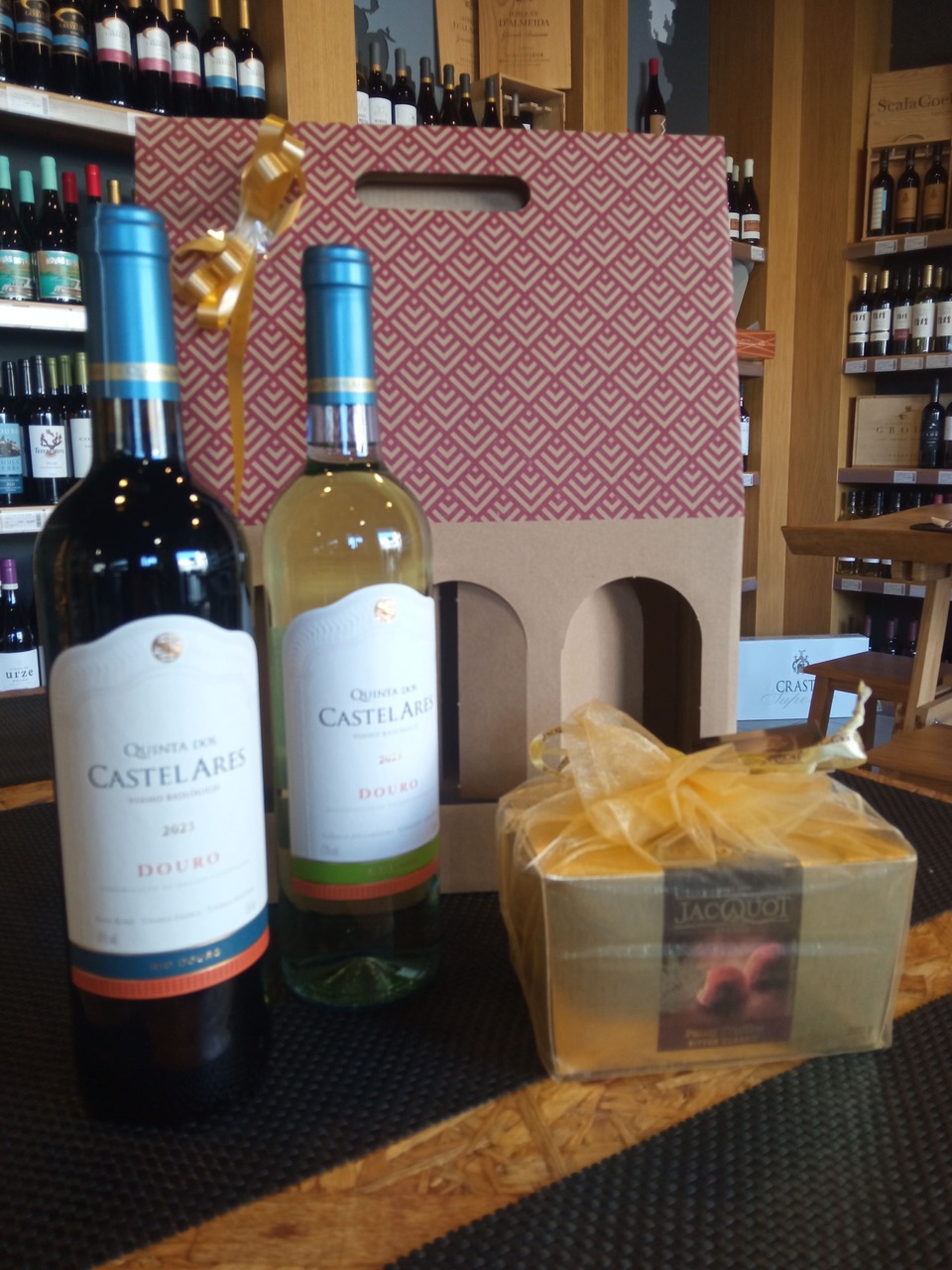 Caixa Vinho Quinta dos Castelares Tinto e Branco e Chocolates