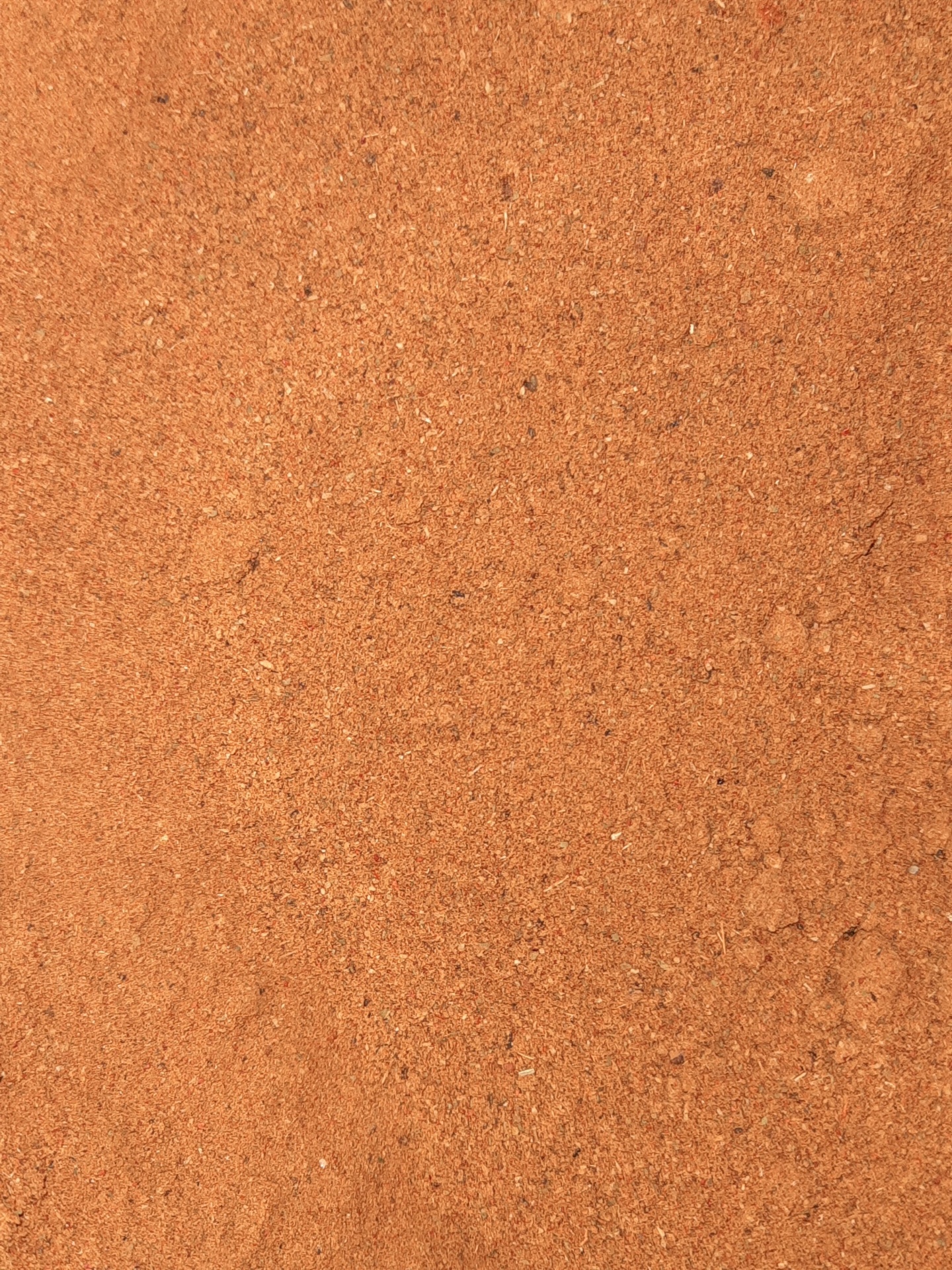 Pó castanho fino espalhado uniformemente