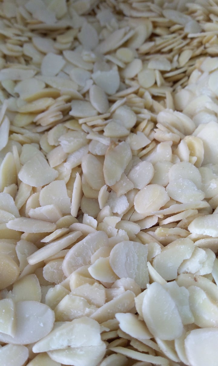 Fatias finas de amêndoas descascadas bege claro