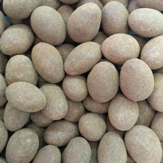 Amêndoas cobertas por camada castanha em montagem fechada