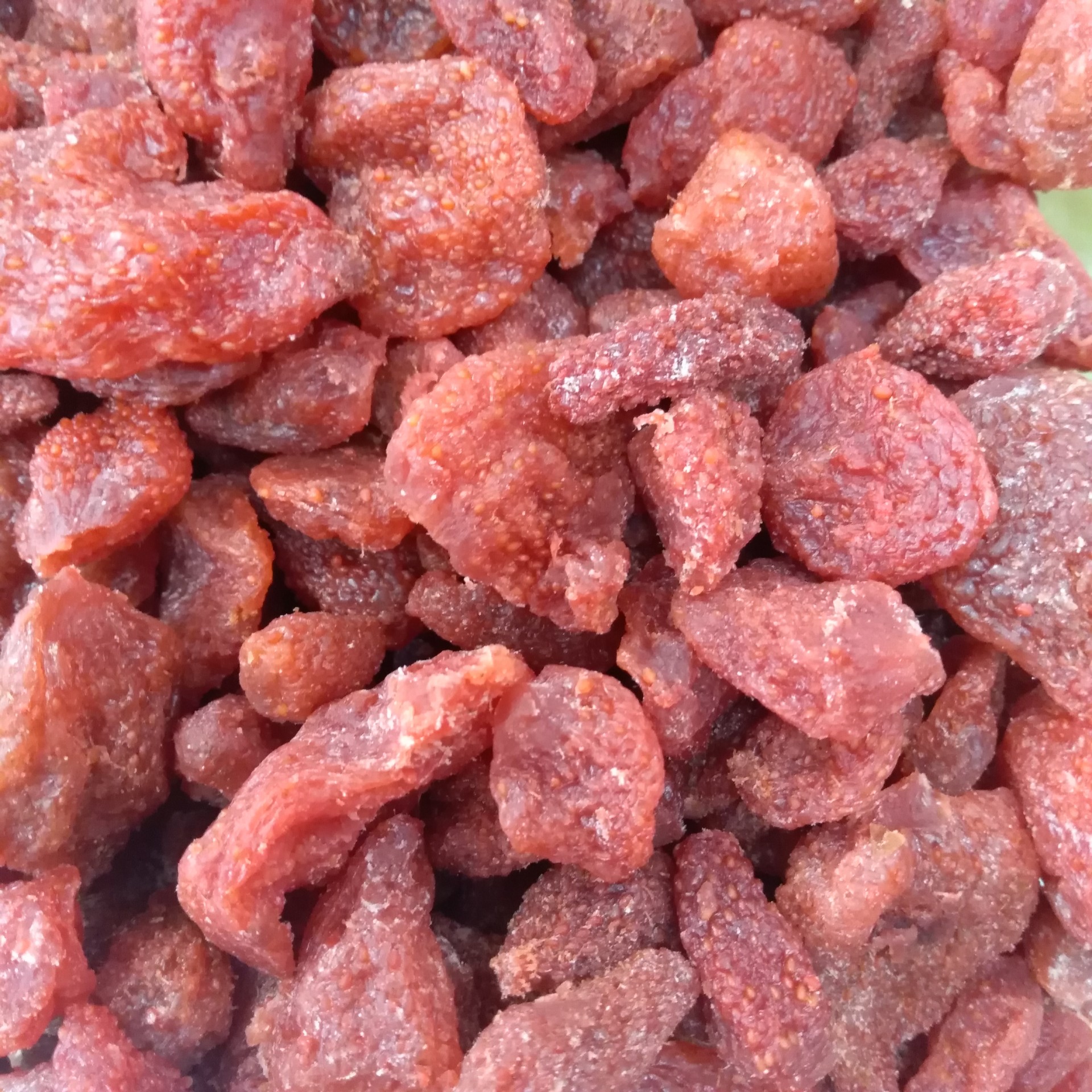 Frutos secos vermelhos desidratados com textura rugosa em grande quantidade