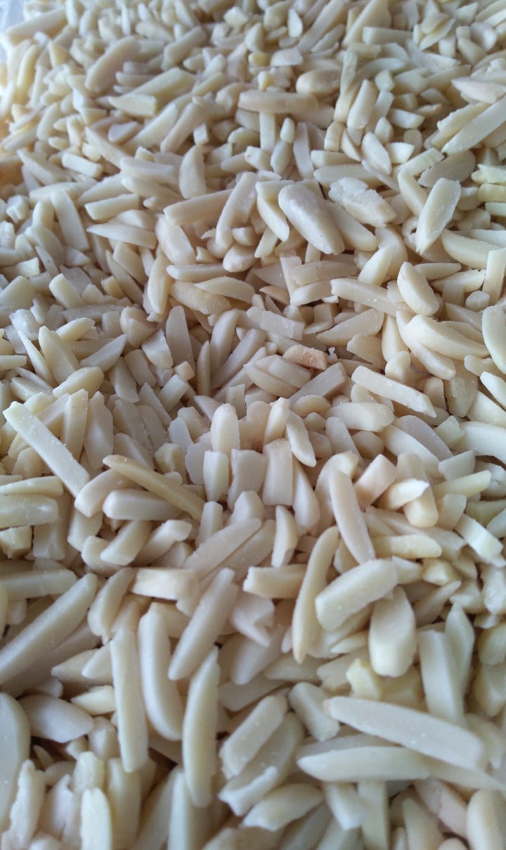 Amêndoas laminadas brancas em grande quantidade