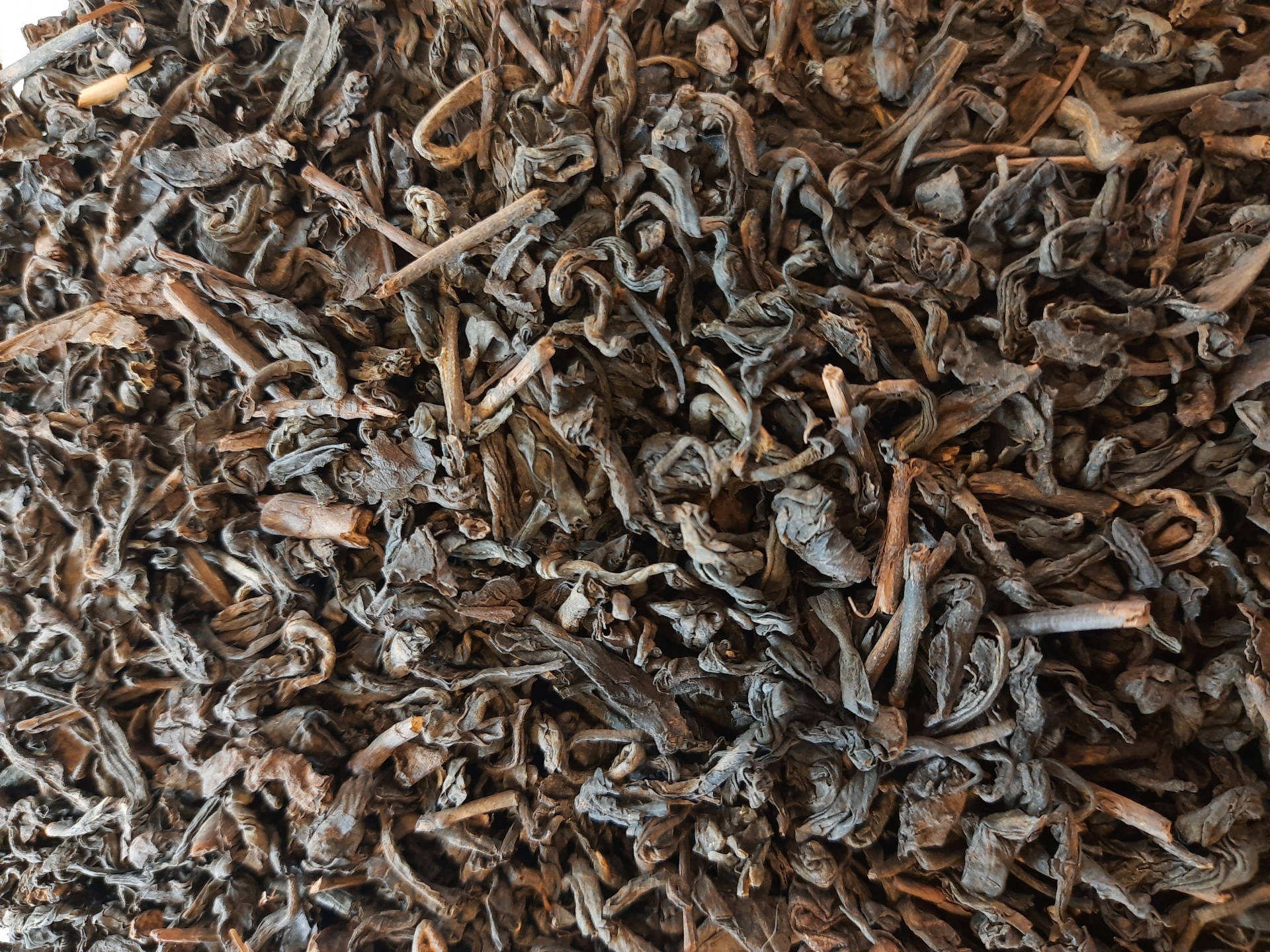 Folhas secas de chá a granel, cores castanhas e cinzentas