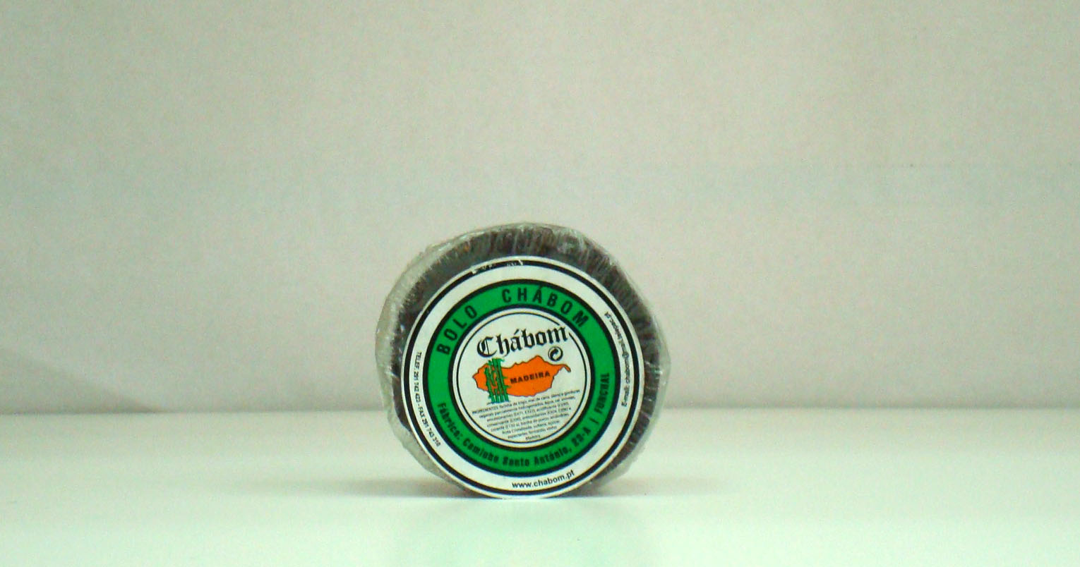 Rolo de fio de aço revestido a preto com etiquetas nas extremidades sobre mesa branca