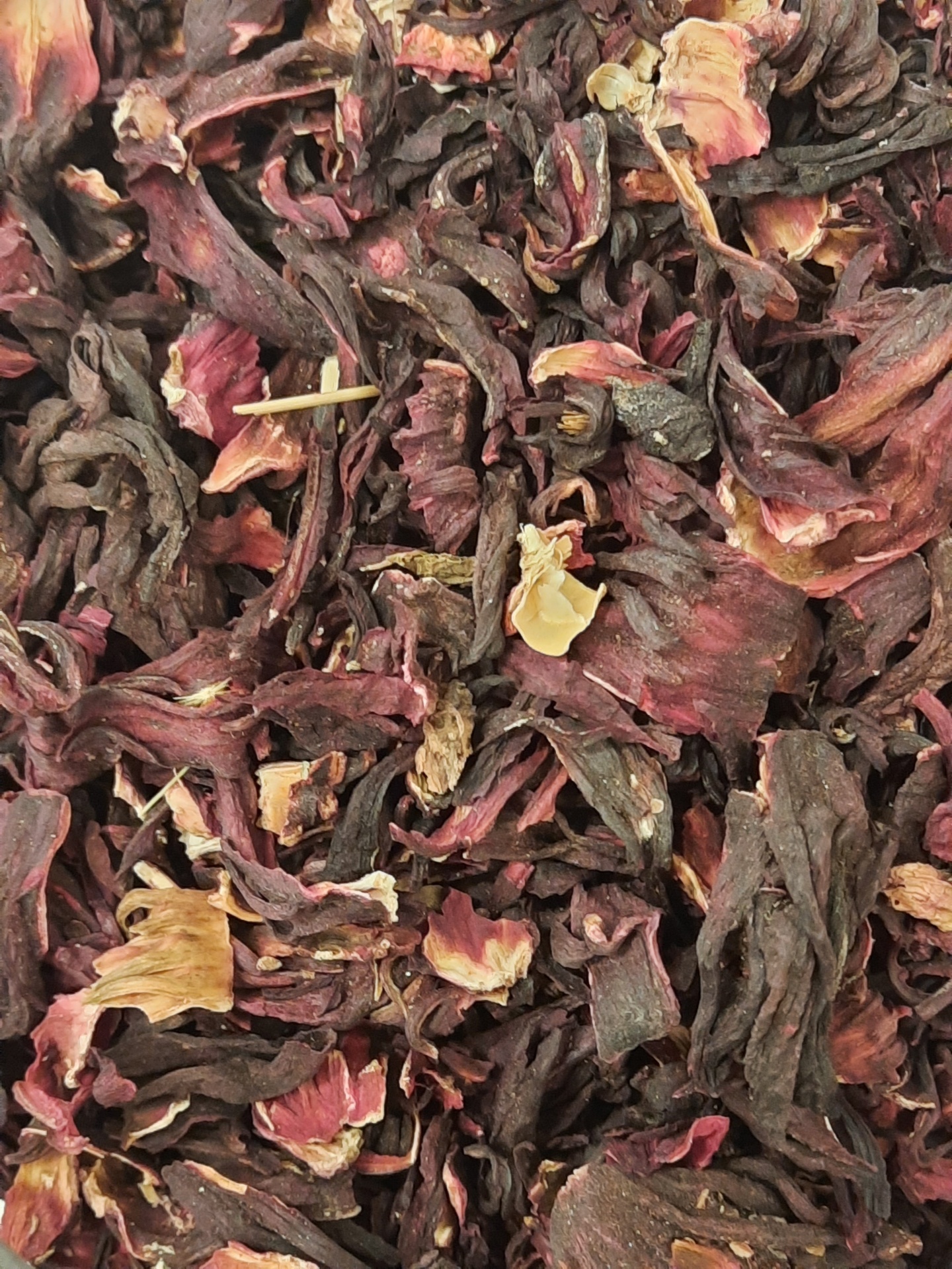 Flores secas de hibisco coloridas em tons vermelhos e púrpuras.