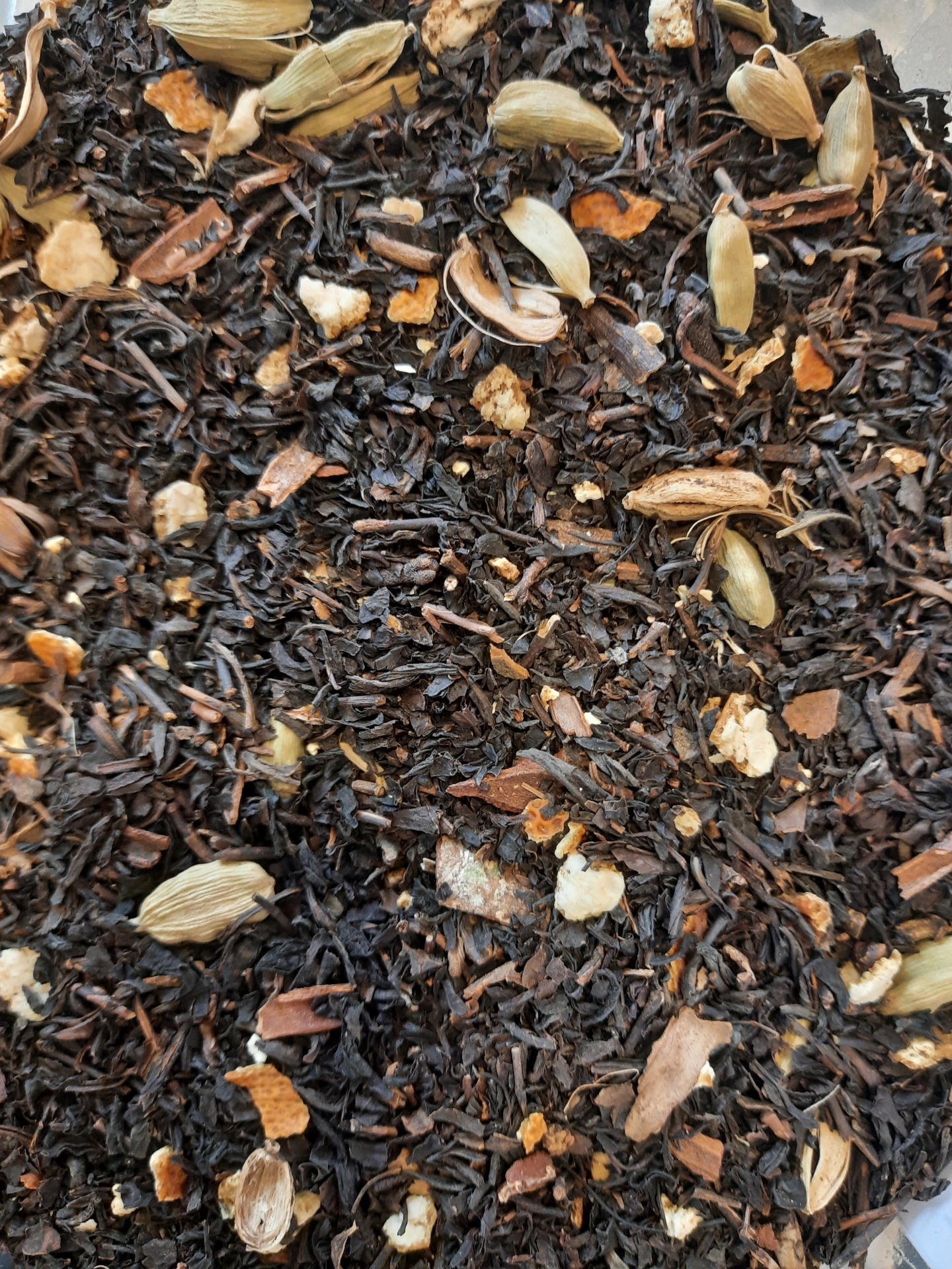 Mistura de chá preto com especiarias variadas