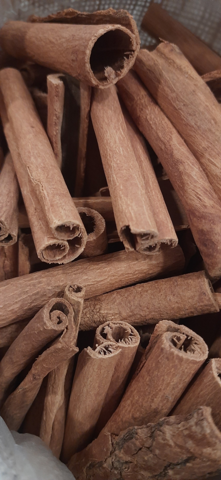 Paus de canela enrolados e amontoados