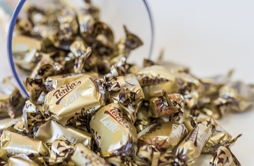 Balas embaladas douradas 