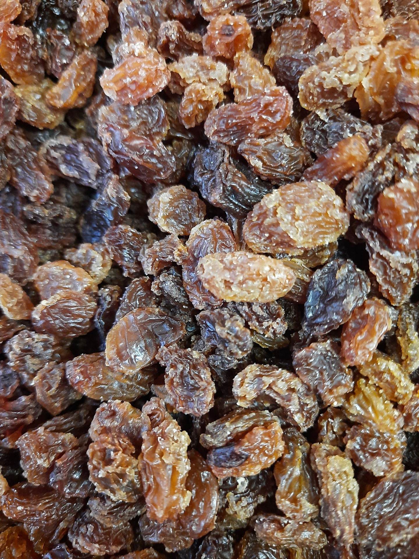 Passas secas castanhas com textura rugosa