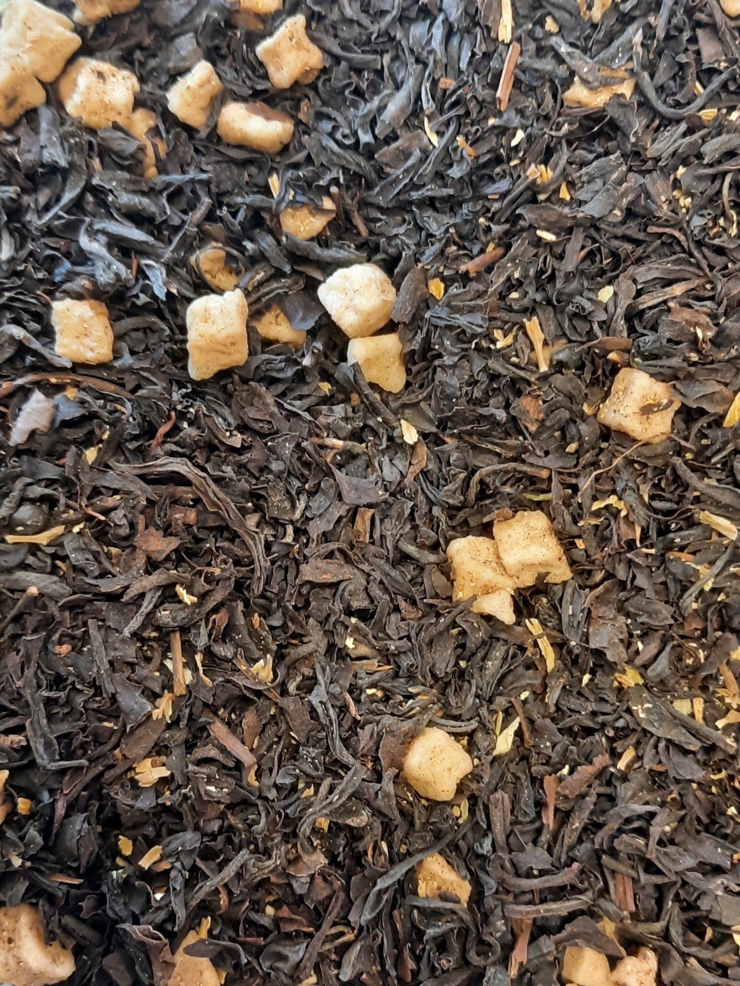 Mistura de chá preto seco com pequenos pedaços bege
