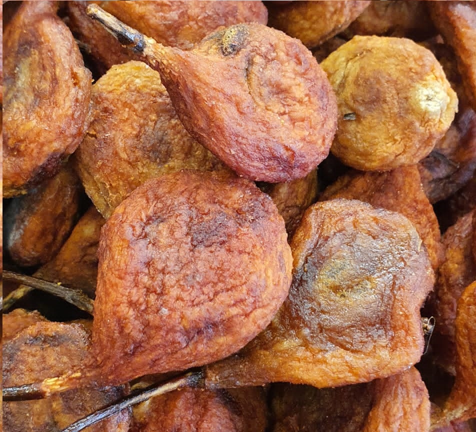 figos secos castanhos avermelhados com textura enrugada