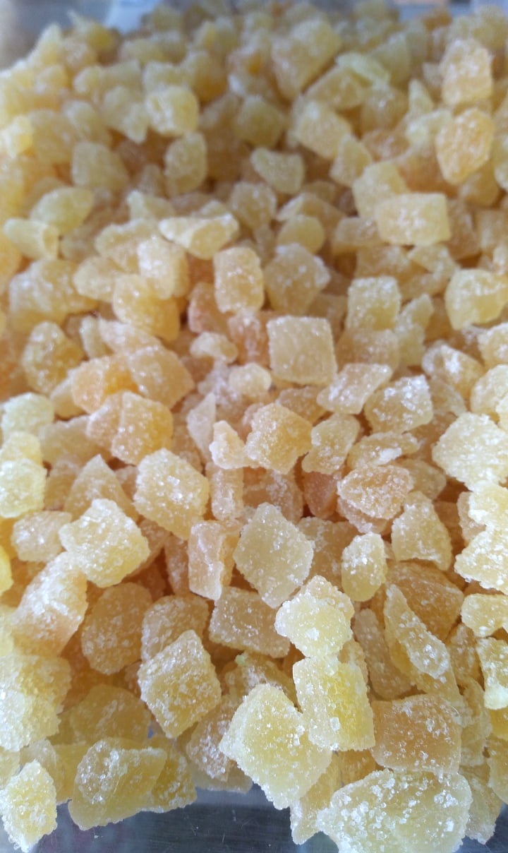 Cubos de gengibre cristalizado açucarado