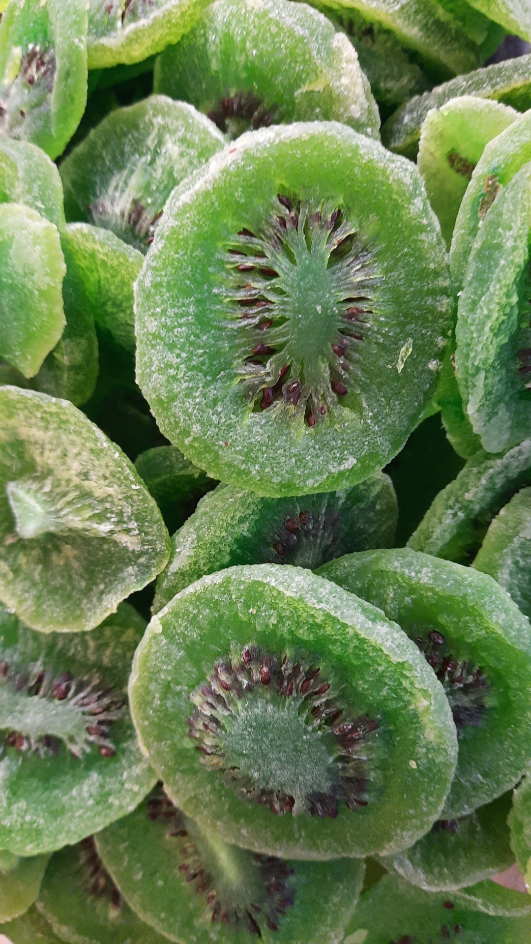 Rodelas de kiwi desidratado verdes com sementes escuras