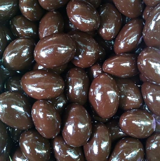 Azeitonas pretas brilhantes amontoadas