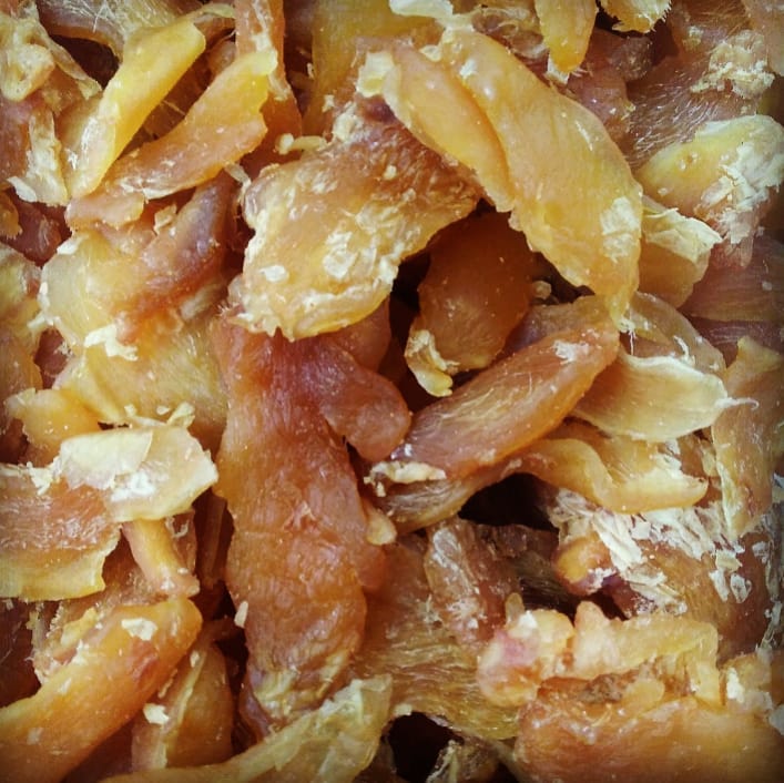 Gengibre seco cortado em pedaços castanhos e amarelados