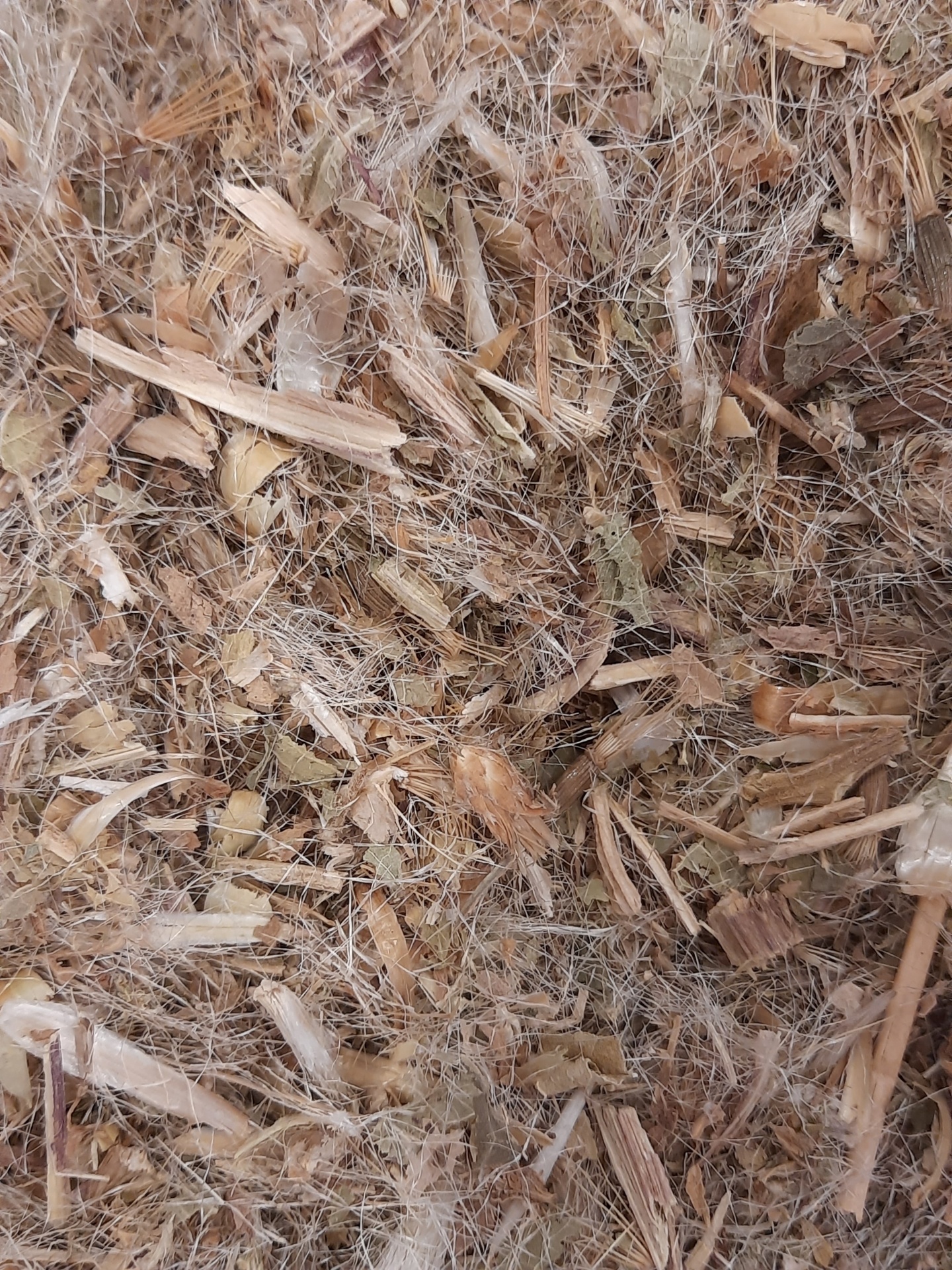 lasca e fibras de madeira em tons castanho e bege para jardinagem