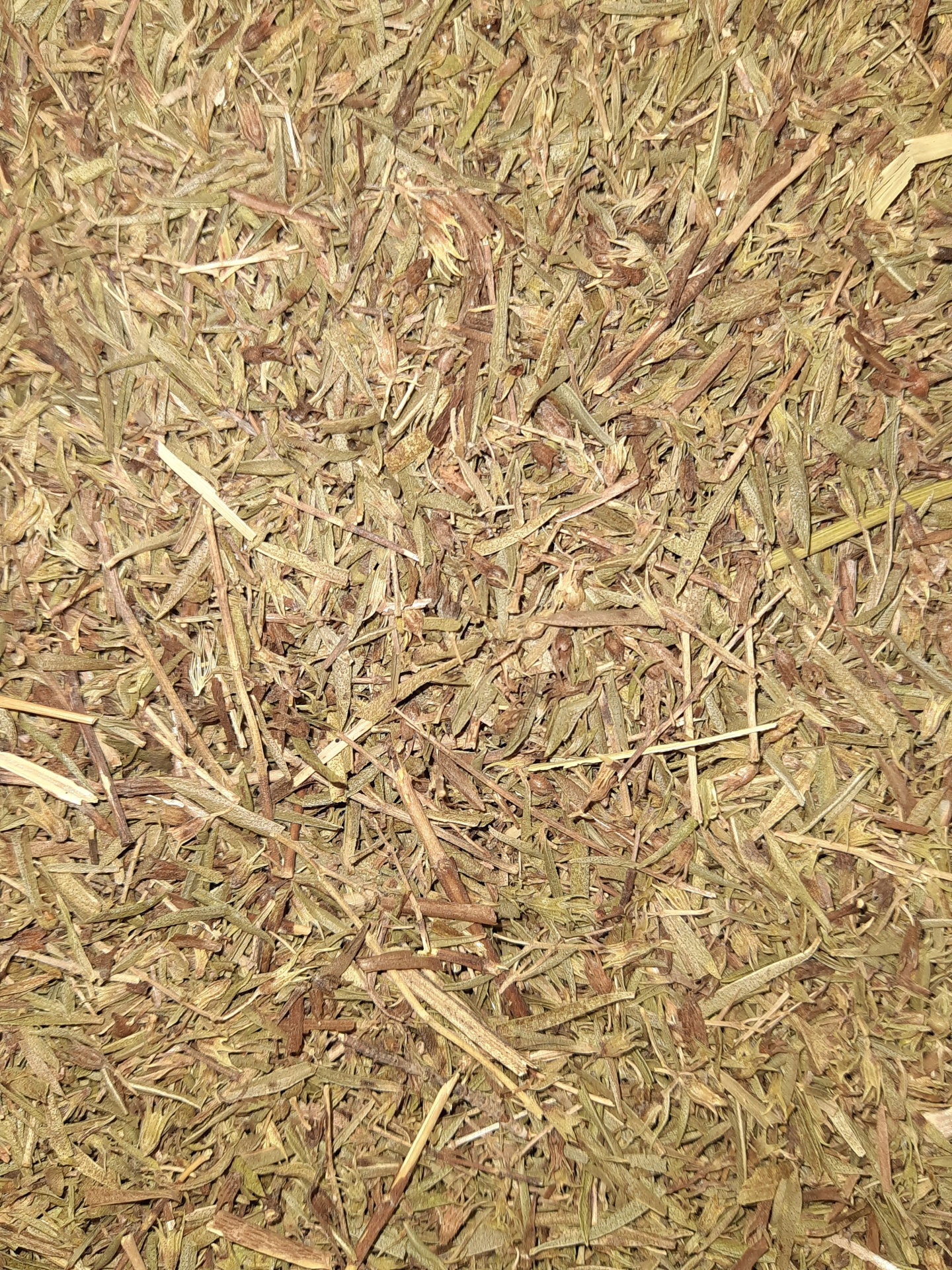 Palha seca em tons castanhos e amarelos com textura fibrosa