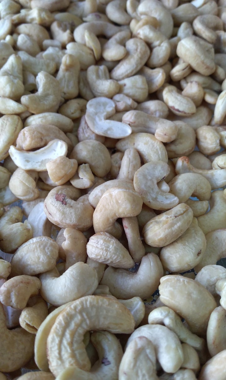 Cajus crus de cor bege clara sobre superfície branca