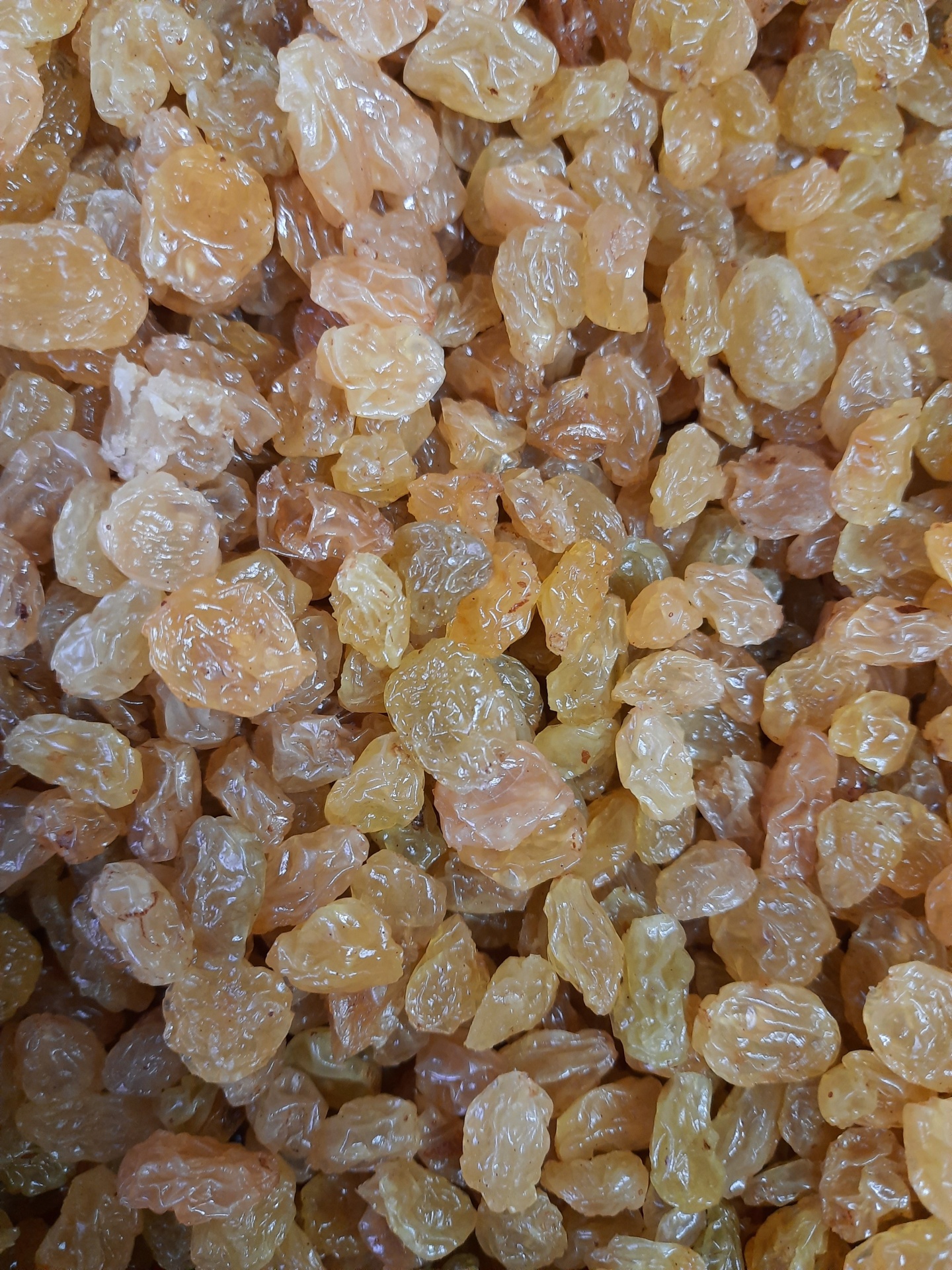 Passas douradas ambar com textura enrugada