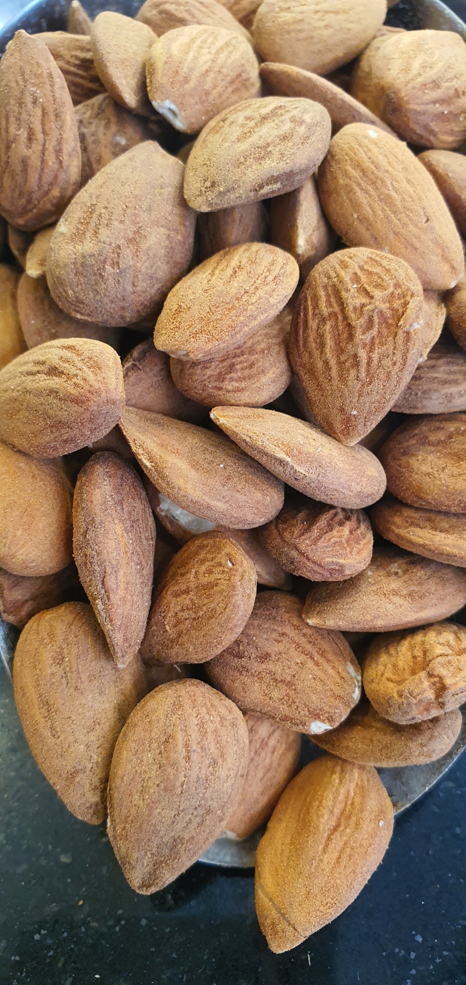 Amêndoas inteiras com casca, castanho claro