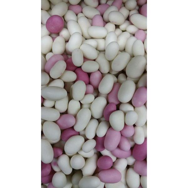 Amêndoas revestidas brancas e rosas num fundo indefinido