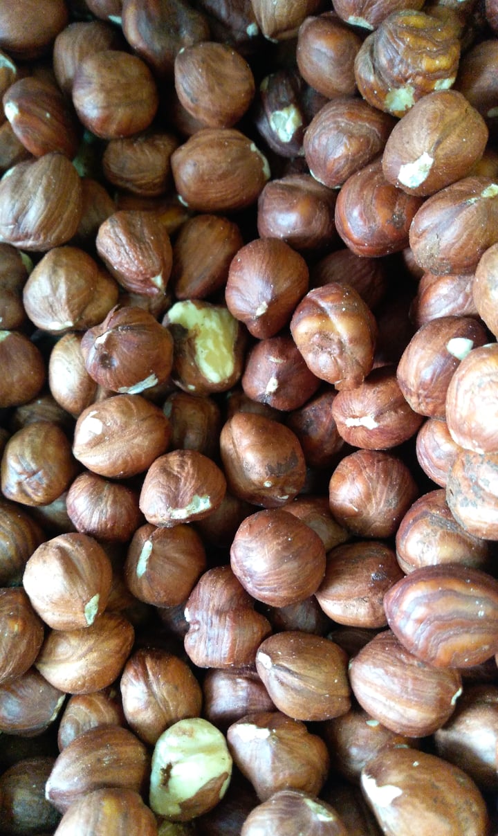 Avelãs marrons com casca e partes brancas visíveis