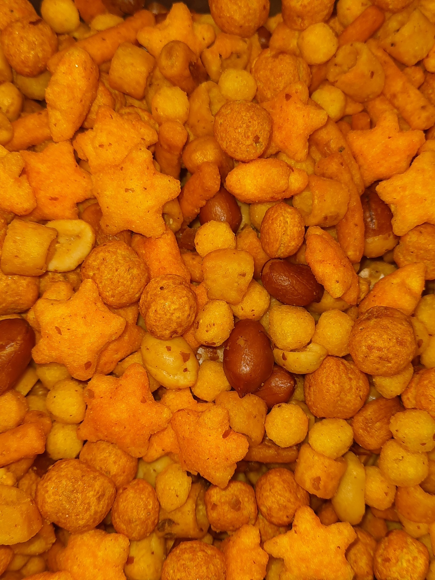 snacks salgados em várias formas e cores laranja e castanho