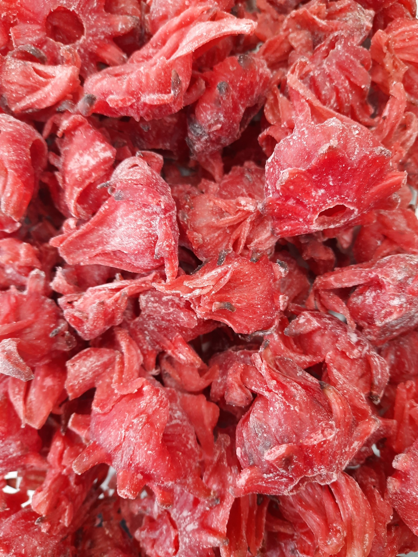 Flores de rosela desidratadas vermelhas com textura rugosa