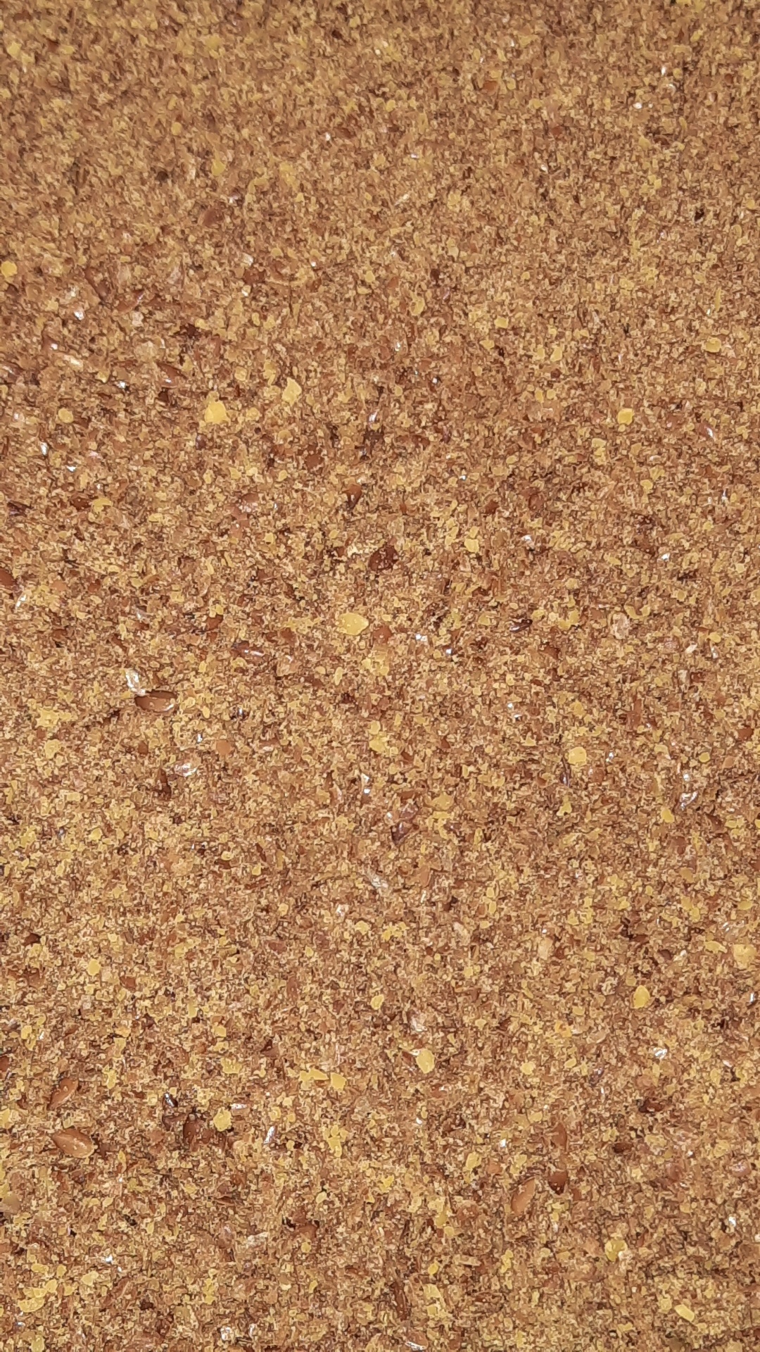 Produto alimentar moído castanho claro com textura granulada