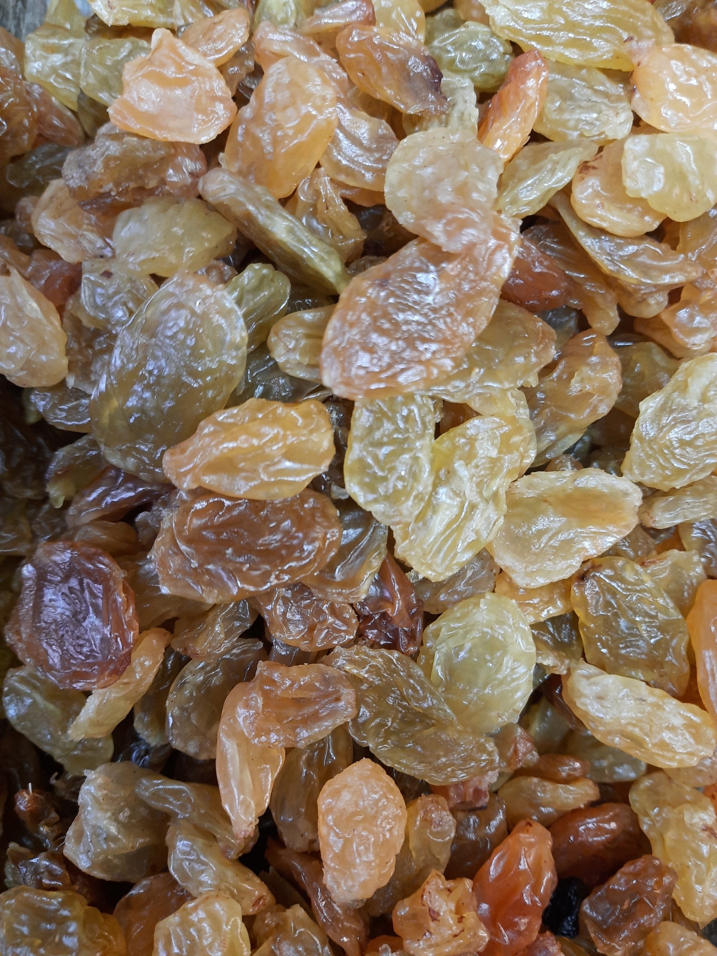 Passas secas douradas, verdes e castanhas com textura rugosa