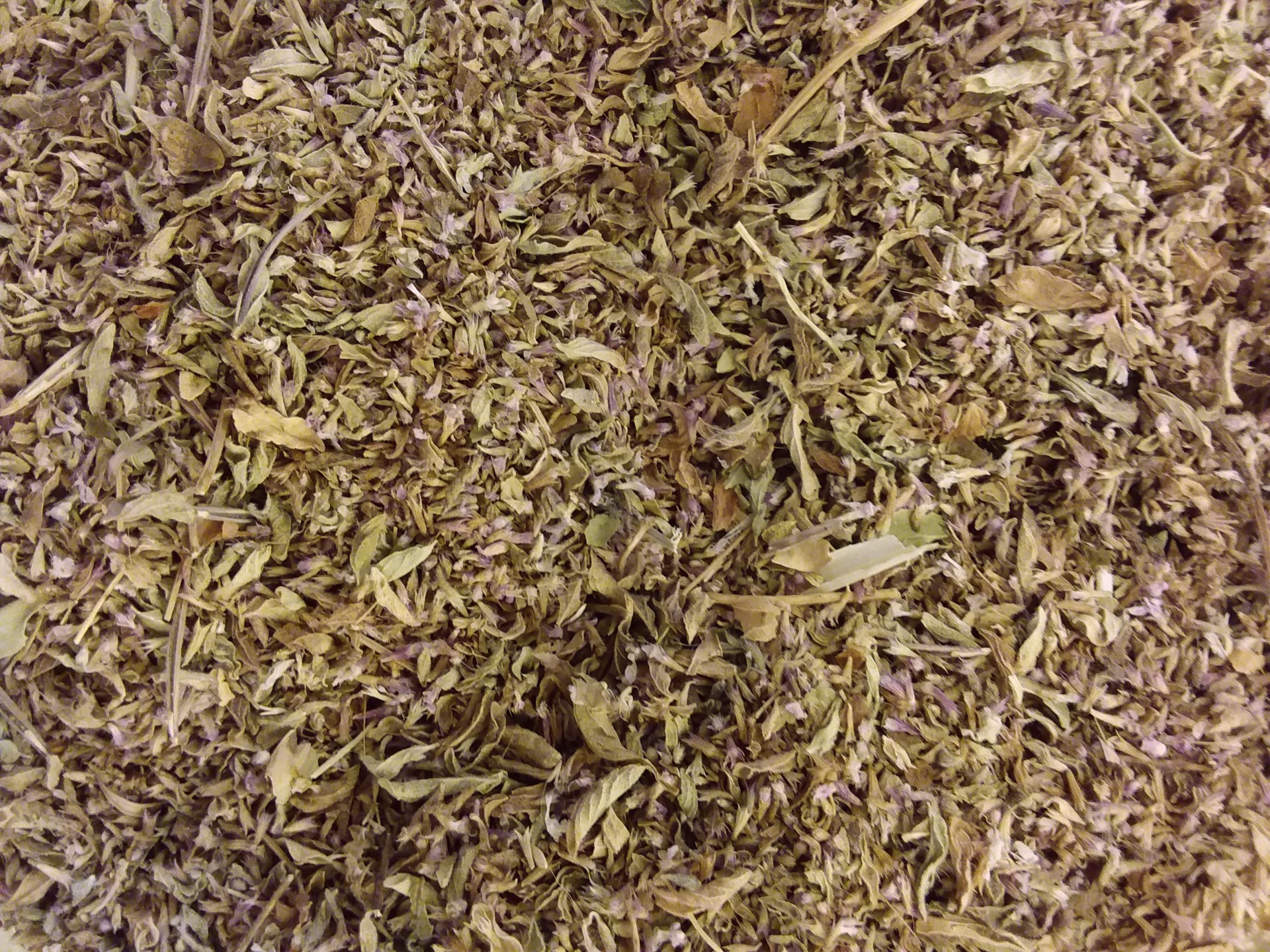 Ervas secas moídas castanhas e verdes