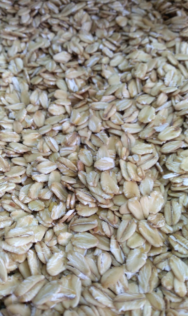 Flocos de aveia bege claros. 