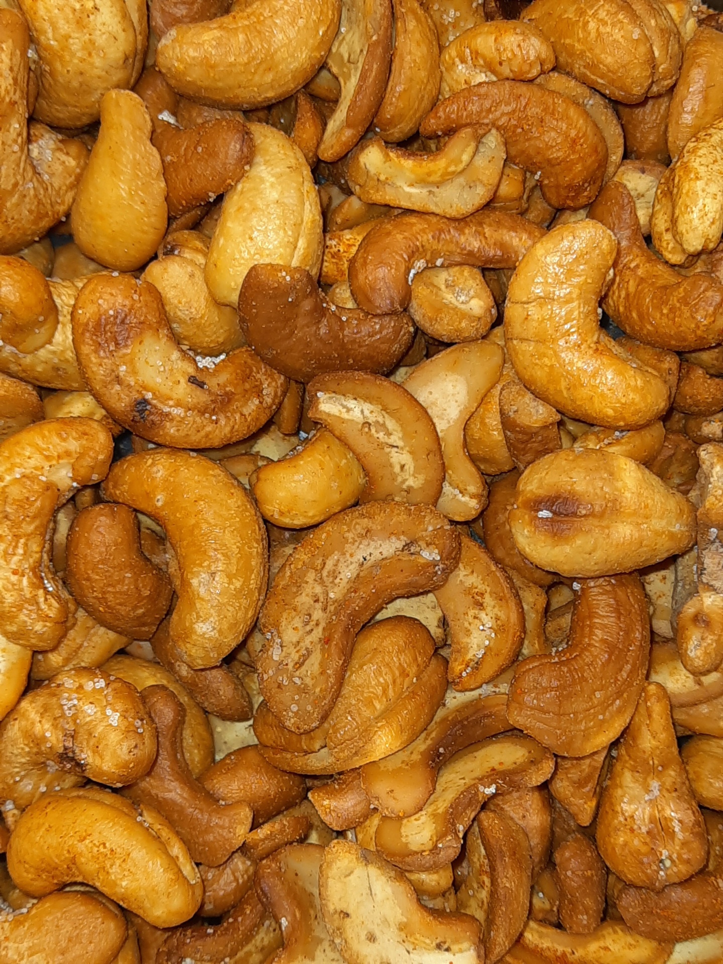 Castanhas de caju em várias tonalidades de castanho claro a escuro