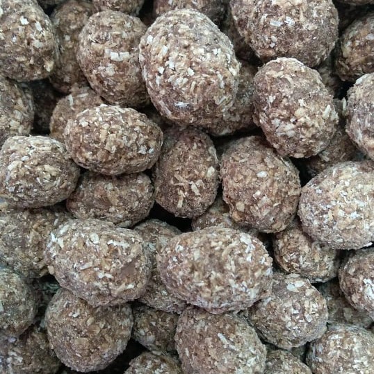 Bolas com cobertura de flocos castanhos rugosos empilhadas